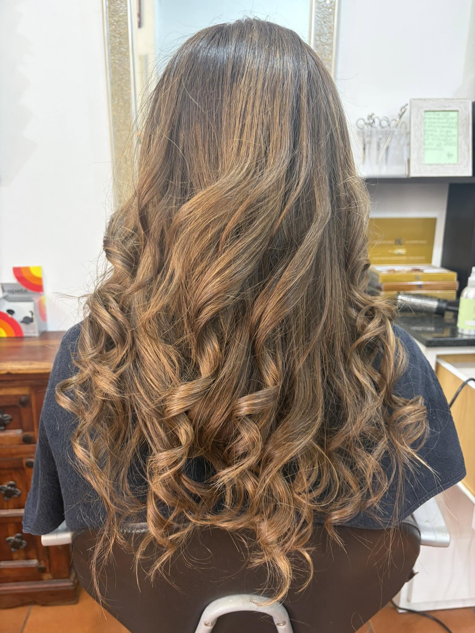 Capelli lunghi castani con riflessi luminosi, da una fotografia pubblicata da GEA per lei