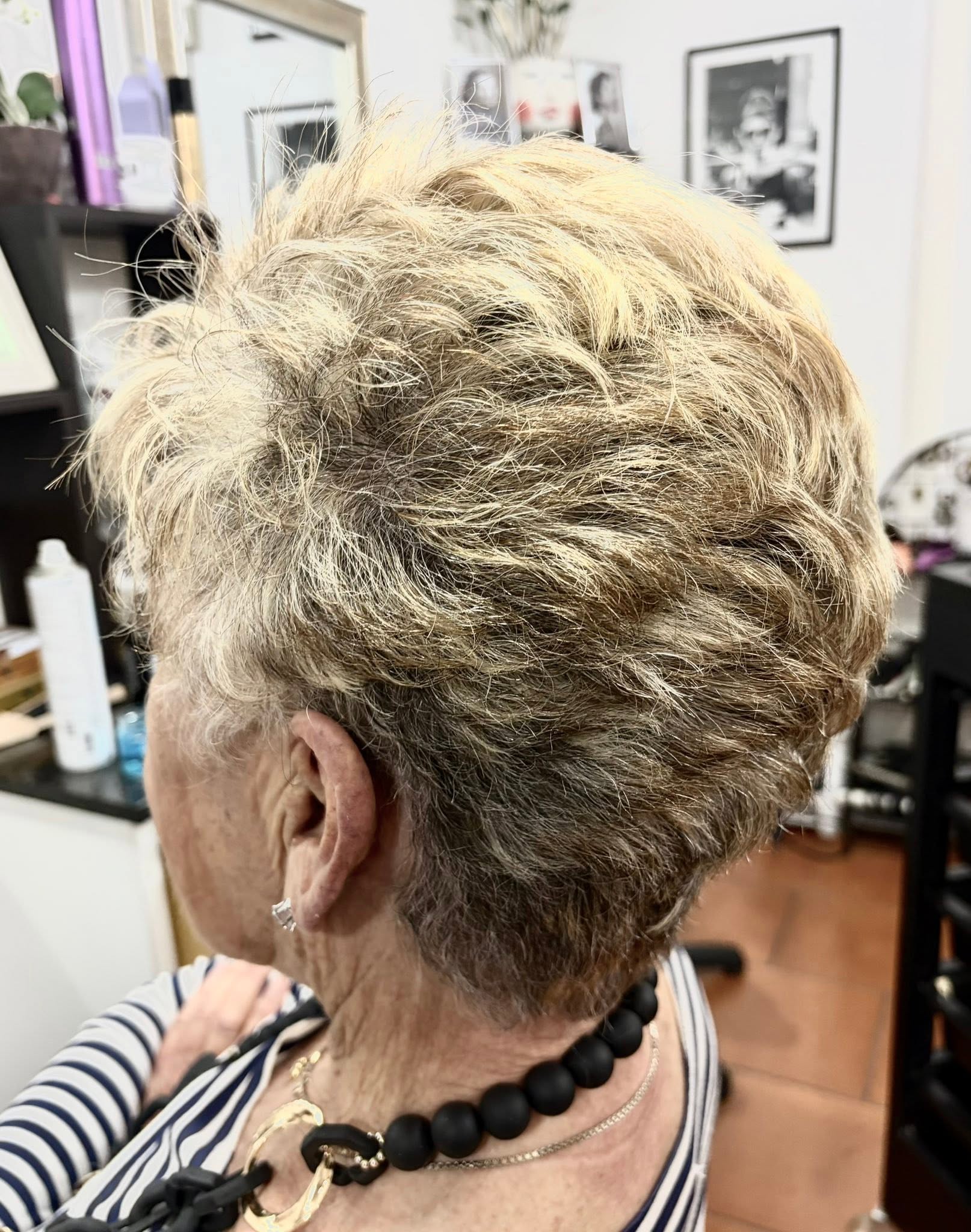 Taglio corto biondo e grigio con volume, fotografato nel salone GEA